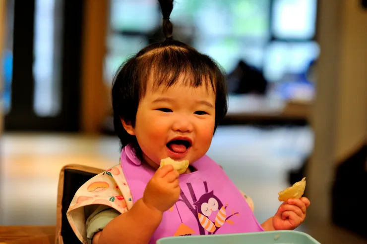 【長長的假期萬萬回來過第二個年！療癒時刻，萬萬吃飯，她開心，看的人更開心。】