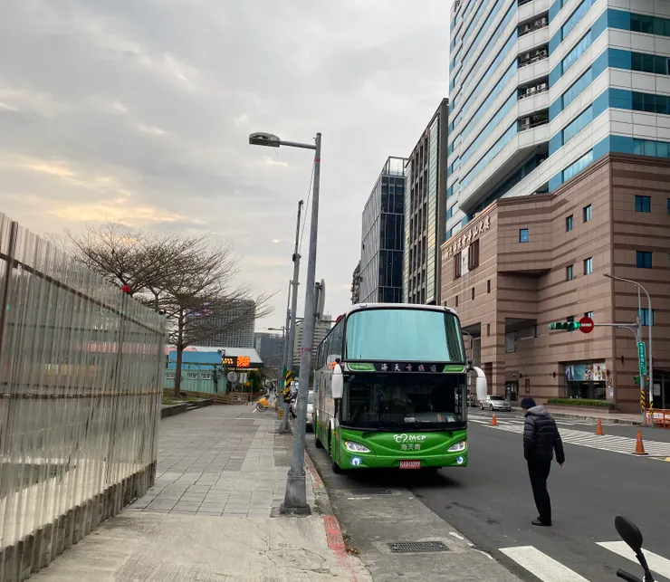 停放在北平東路上的遊覽車