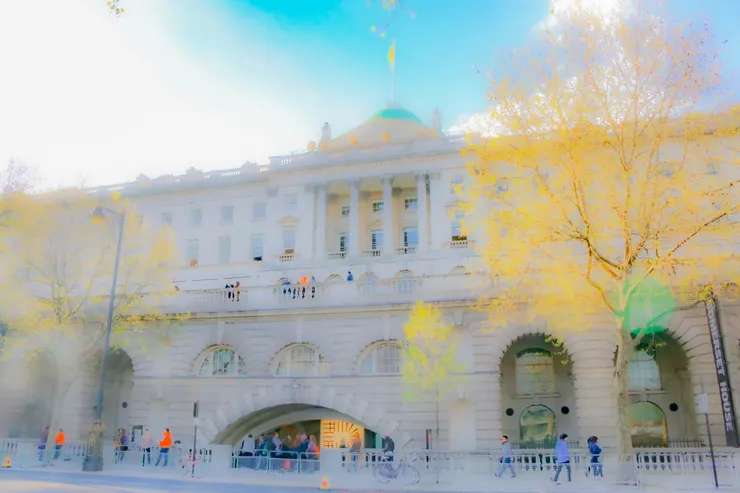 河畔邊的建築物