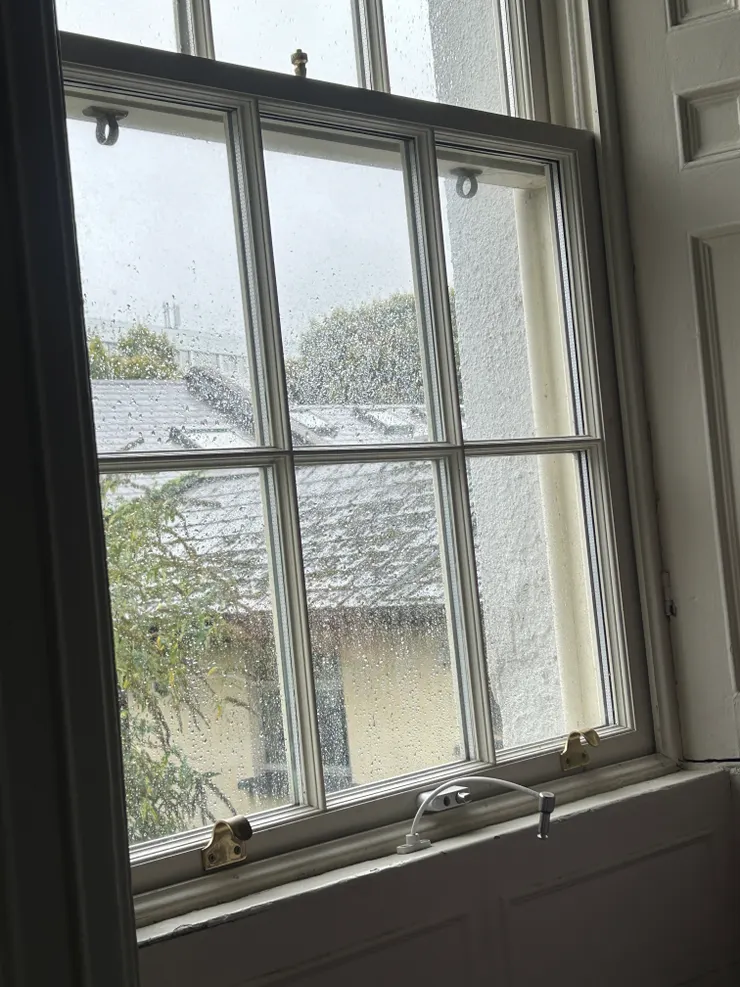 一起床，雨天。