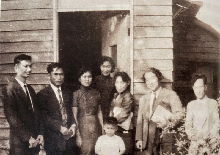 陳奇祿與金關丈夫交情深厚。陳奇祿（左2）與金關丈夫伉儷（右2、3）攝於臺北。（圖片翻攝自《溯根‧源流陳奇祿》）