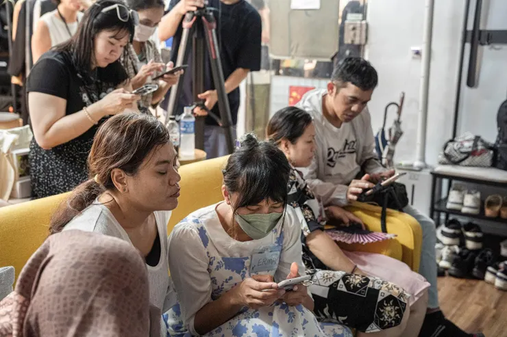 學員分組學習應用手機完成拍攝、剪輯等短影音創作技巧。圖：主辦單位提供