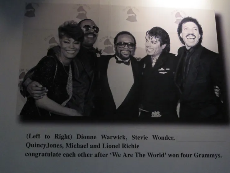 《We are the World》這首歌雲集了很多巨星製作獻唱。現在很難動員到這麼多大人物了。