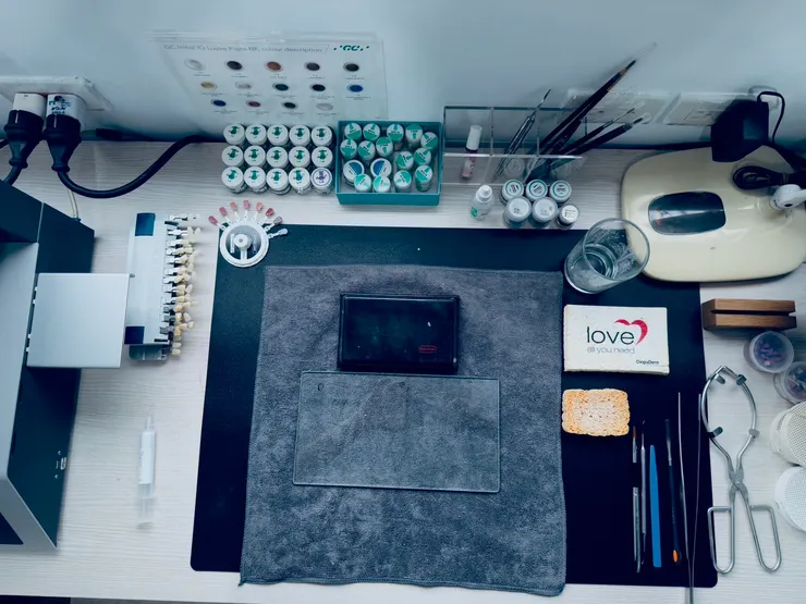 大安渥爾牙醫診所：一顆假牙的誕生，就是一件藝術品的誕生，牙技中心的秘密！