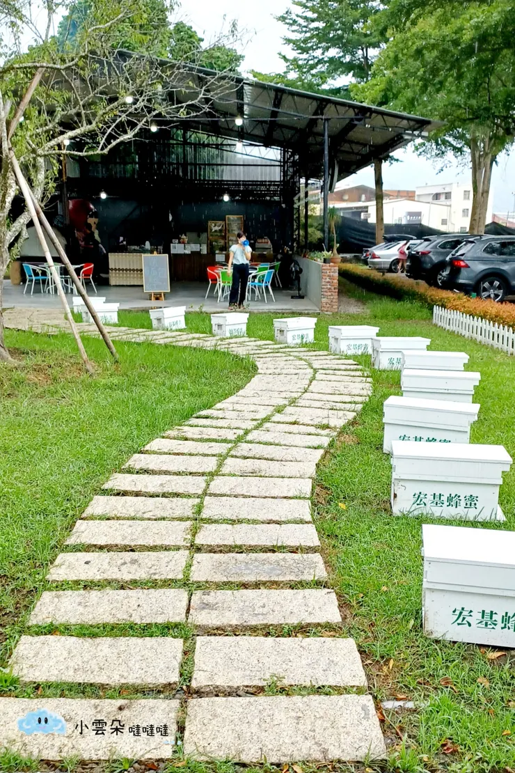 沿著蜂箱走有窯烤麵包