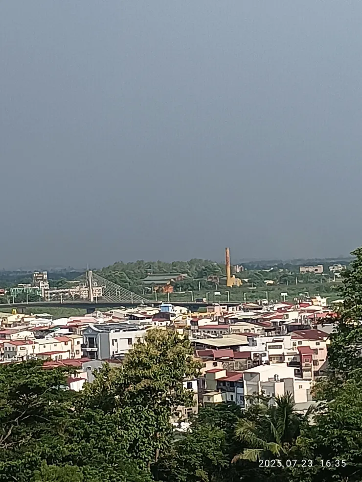 照片右上煙囪為前旗山糖場，斜張橋是旗尾橋