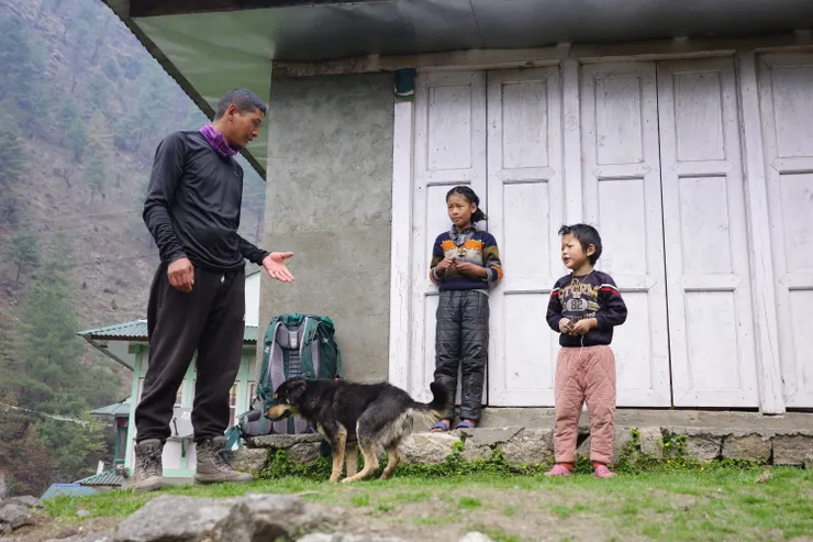 Doji買了巧克力給了十幾天沒見的一雙兒女