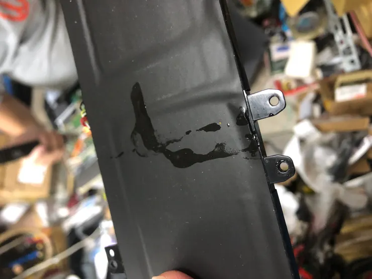 翻開背面，這一區都是，不過這邊都有絕緣。