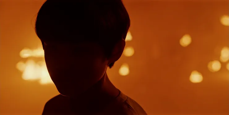 白夜村事件中的男孩。(圖: Netflix 第1集 61:25)