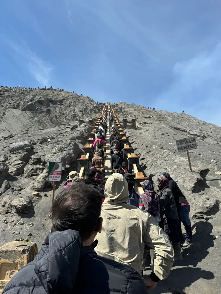 連上下階梯也都塞滿人潮