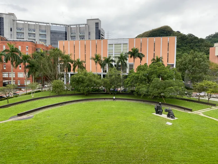 從屋頂可眺望太極廣場、四分溪及群山