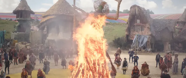 奧茲國的人民慶祝壞女巫的身亡,火焰燃燒,比真相還刺眼。