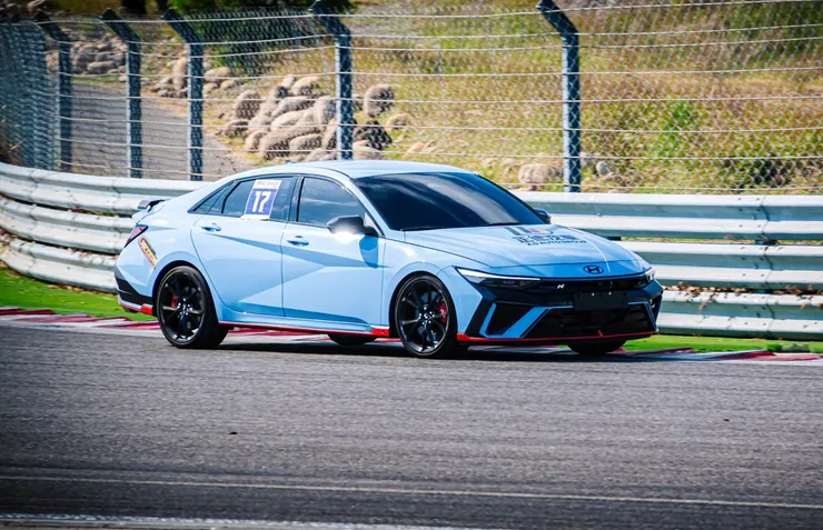 AVANTE N 7.5於賽道實際奔馳,將賽道科技延伸至量產性能房車,兼顧日常與熱血駕馭。圖/正德汽車提供