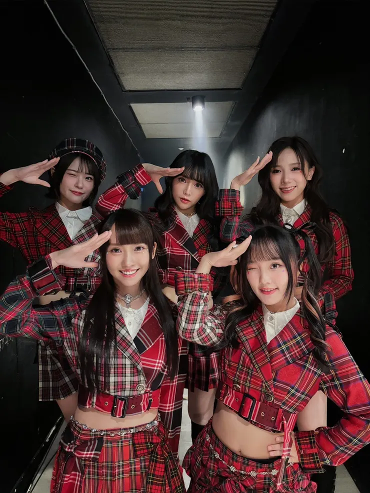 KIRIS成員由左至右分別為語晴 77、璦昀 Yumi、依函 Ivy、絜妮 Nina、婷婷 Kimi。（圖／KIRABASE提供）