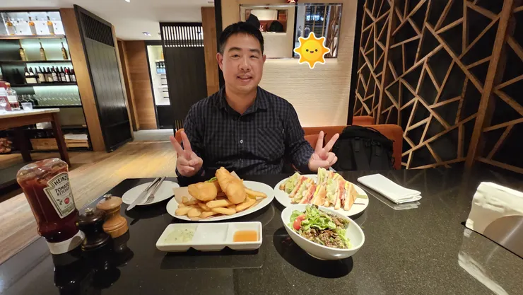 桌上是台北君悅酒店歡飲廊的炸魚排薯條和總匯三明治!因為已經有薯條了!三明治的配菜就換成生菜沙拉!