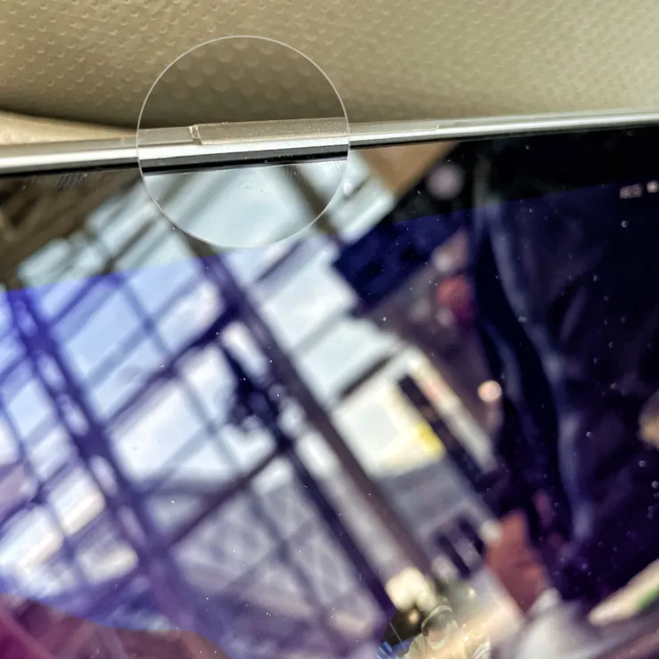 視訊鏡頭最上方的主卡榫