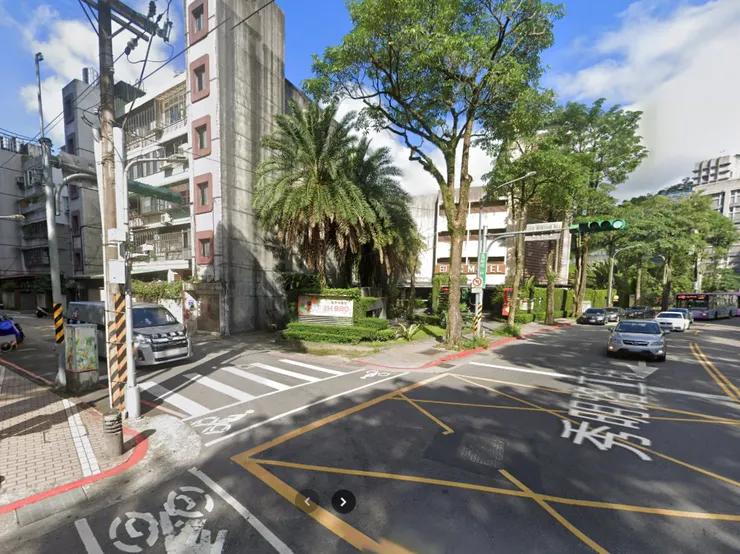 通過秀明路二段，走印石MOTEL旁的小路