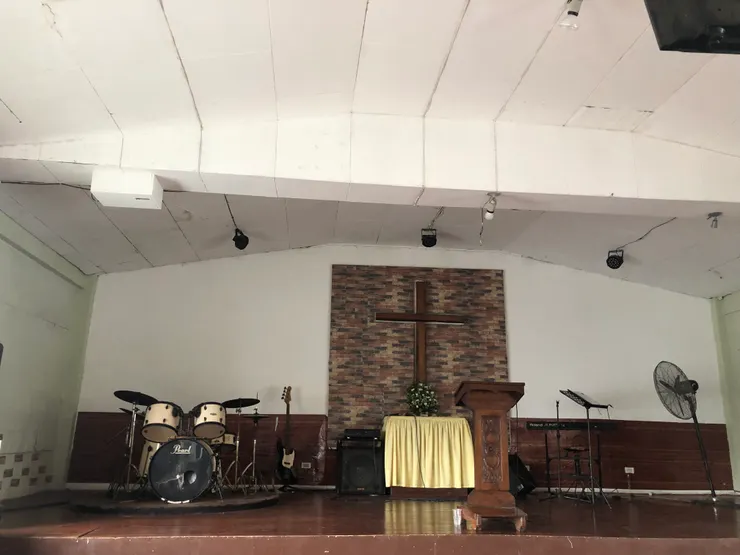 劉說這間教會很像他們的路上教會