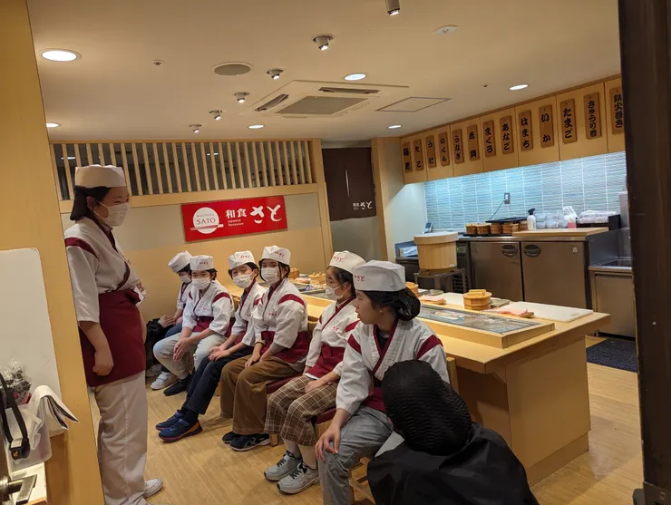 壽司店的學徒們!穿上廚師袍後看起來真的很專業ㄟ