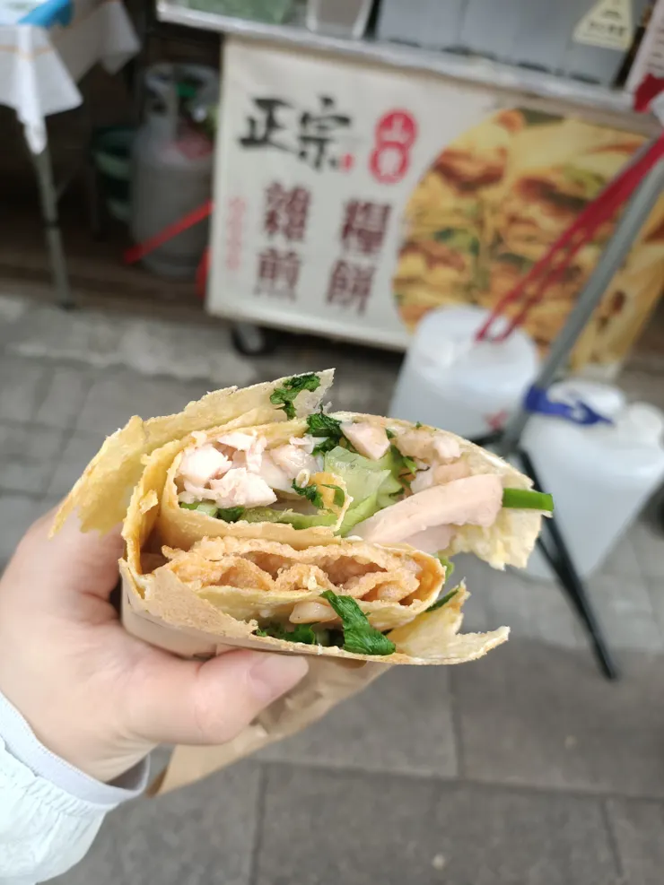 一份是110，會有兩塊，我這只有一塊，份量蠻多的，有雞肉跟菜，皮脆脆的，好吃！