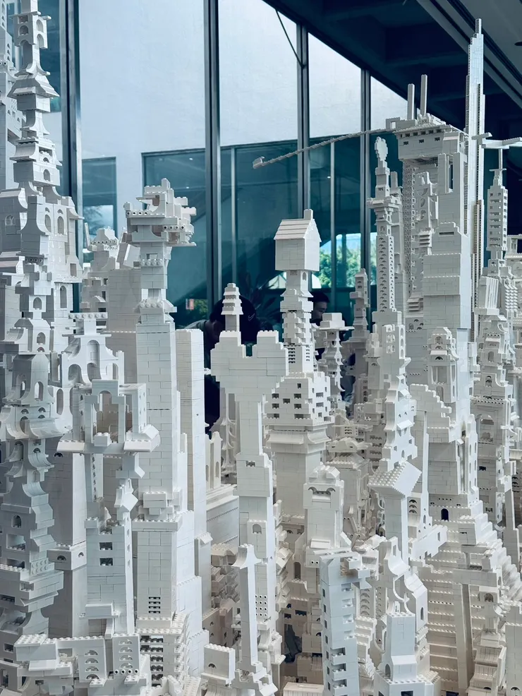 可以讓觀賞者自由搭建的樂高積木