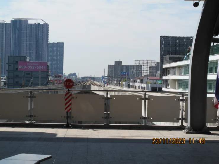 從Samrong的月台看列車來的方向