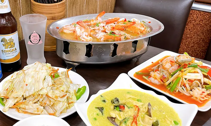 夏天小館餐桌全景，泰式檸檬蝦搭配泰國啤酒與果汁，營造熱鬧聚餐氛圍。