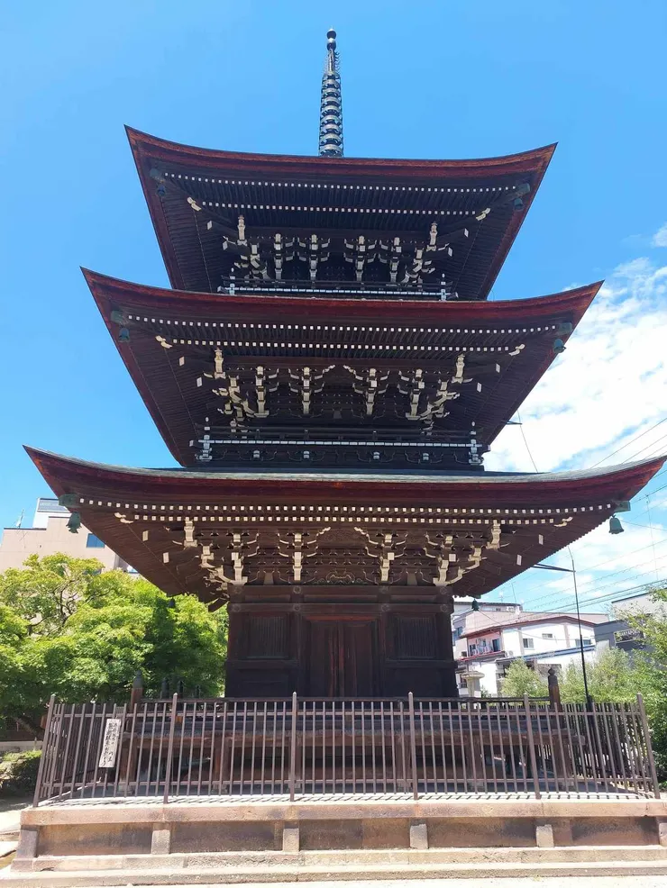 聳李在高山市區內的三重塔，高22公尺，是岐阜縣指定的重要文化財