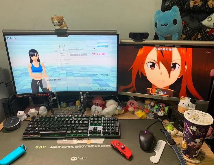 筆者為了想要一邊運動Boxing一邊看動畫，甚至把家裡的桌機布置改成這樣，非常省時間又可以同時運動到