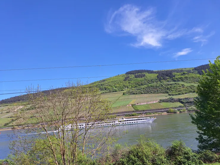 河輪，可以住在上面，經過許多國家