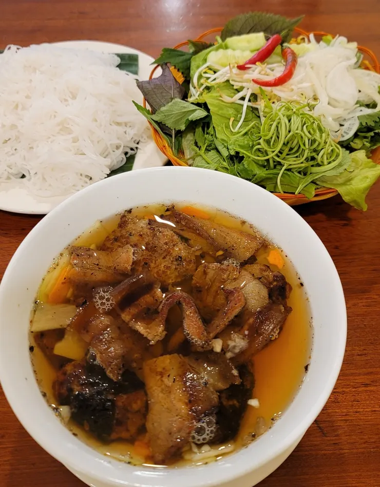 Bún chả Sinh Từ 烤肉與滿滿的米線和生菜