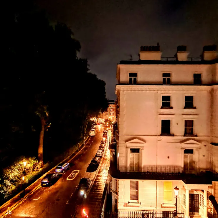 【老白屋黃路燈是窗外英倫的夜，緊繃十餘日此刻真正感到紓解！】