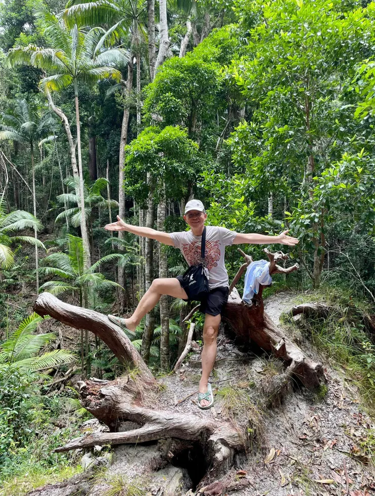 在山路獨行的楊錦聰,常常覺得自己走入了桃花源。