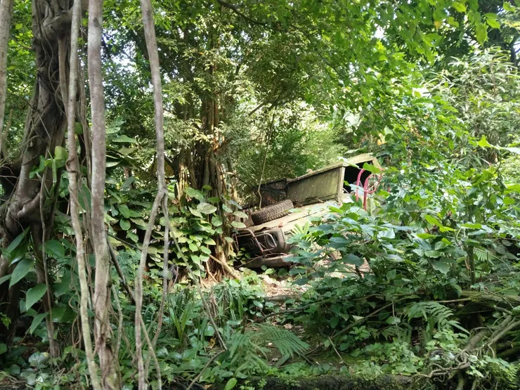 還有拋錨的吉普車