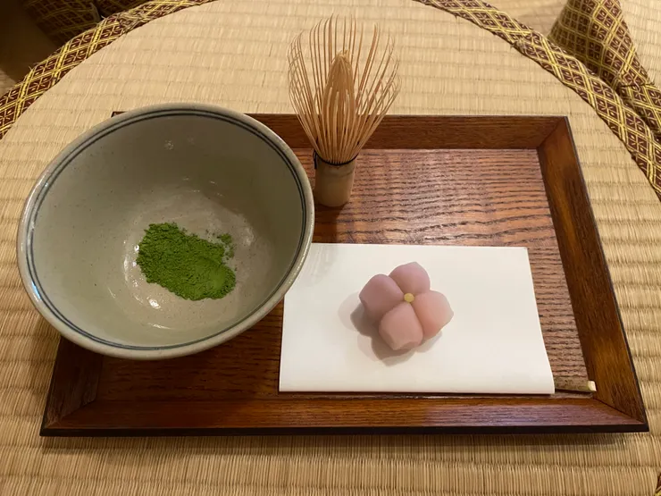 自製手刷抹茶的用品與搭配的和菓子。