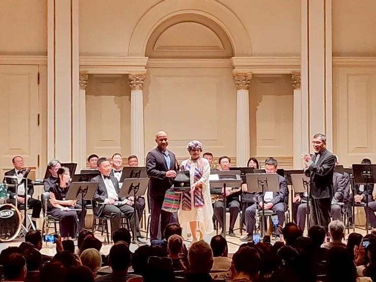 榮譽領隊邱月香致贈台灣原創茄芷袋給紐約參議員劉醇逸