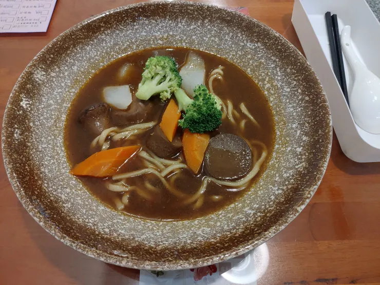 紅燒湯頭有蔬菜的鮮甜,非常濃郁卻又清爽