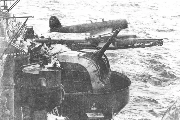 零式水上飛機在「足柄號」彈射器上發射（1943年5月）
