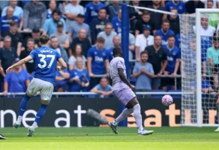 占士加拿勁射破網助愛華頓勝2:0