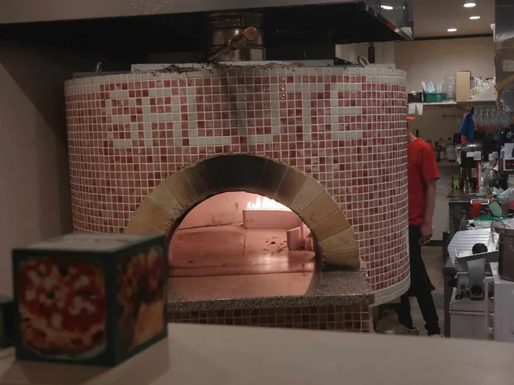 窯烤披薩的烤爐，還印著店名SALUTE