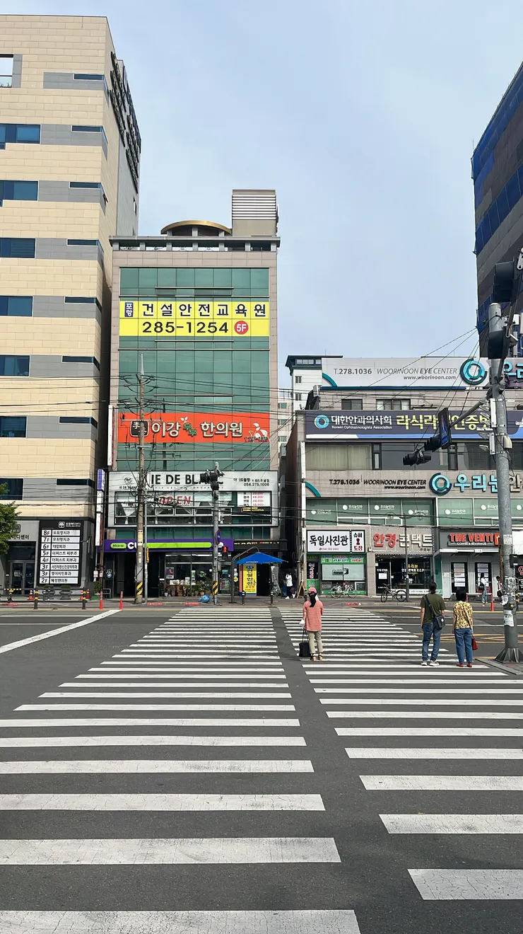 從室外巴士站出來後前往一般市區公車站。