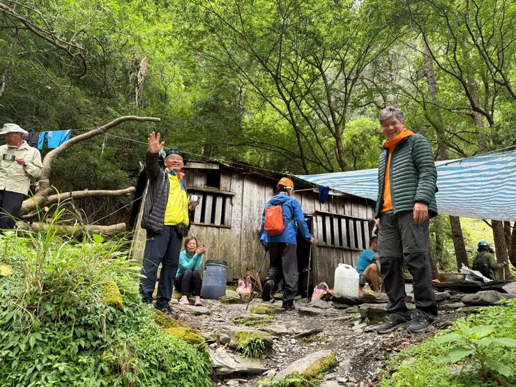 ▲17:20返回中央尖山屋，邱董及順哥在山屋前迎接我們（謝謝二位留守將我們昨天被雷雨淋溼的裝備曬乾，今晚得以好眠）