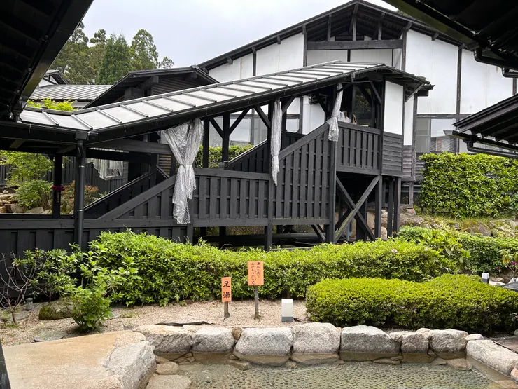 中庭有個泡足浴的地方,吹吹涼風跟家人一起開心聊天,就是最幸福的親子時光~