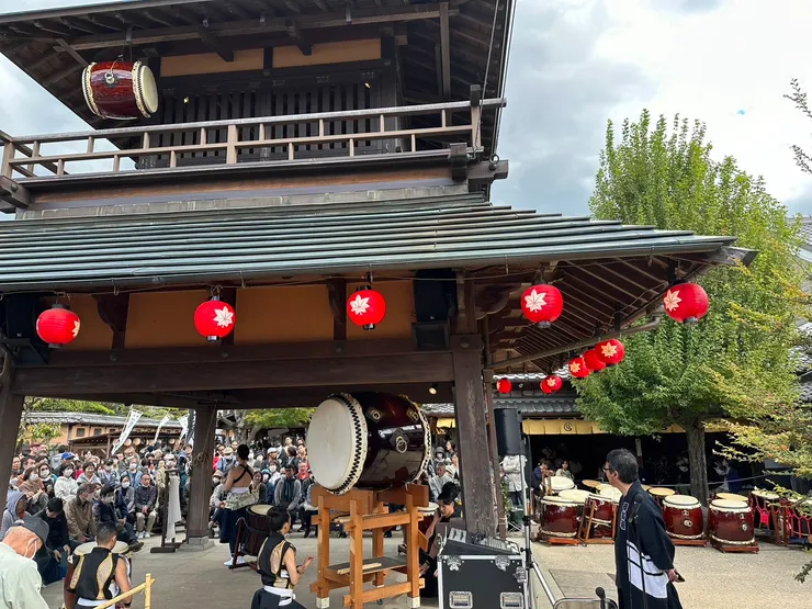 觀賞太鼓的人潮擠得水洩不通。