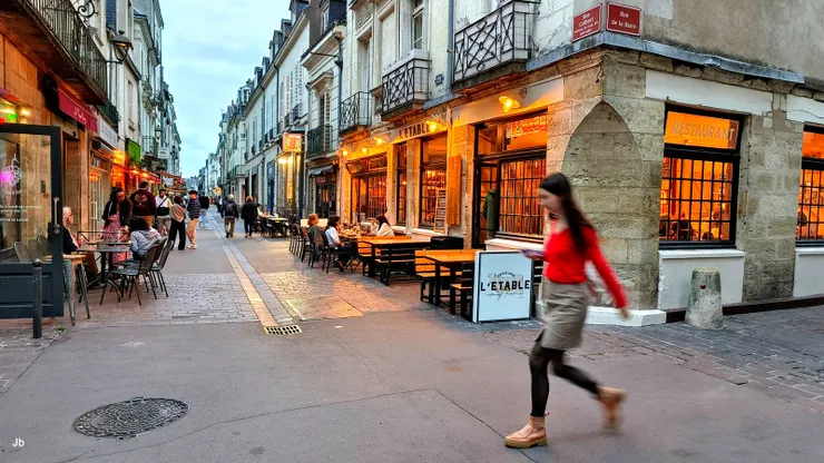 【石板路商家燈火與人面相映暖,不留戀自炊也很好返家八點半!離開大教堂20:00出頭,經過老城區慢慢走去停車處,順便補充些食材回家自炊。】