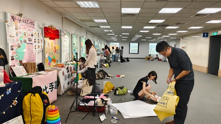 豆比手語團隊努力佈置中