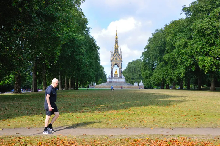【走到肯辛頓公園東側，遙望亞伯特親王紀念亭。】