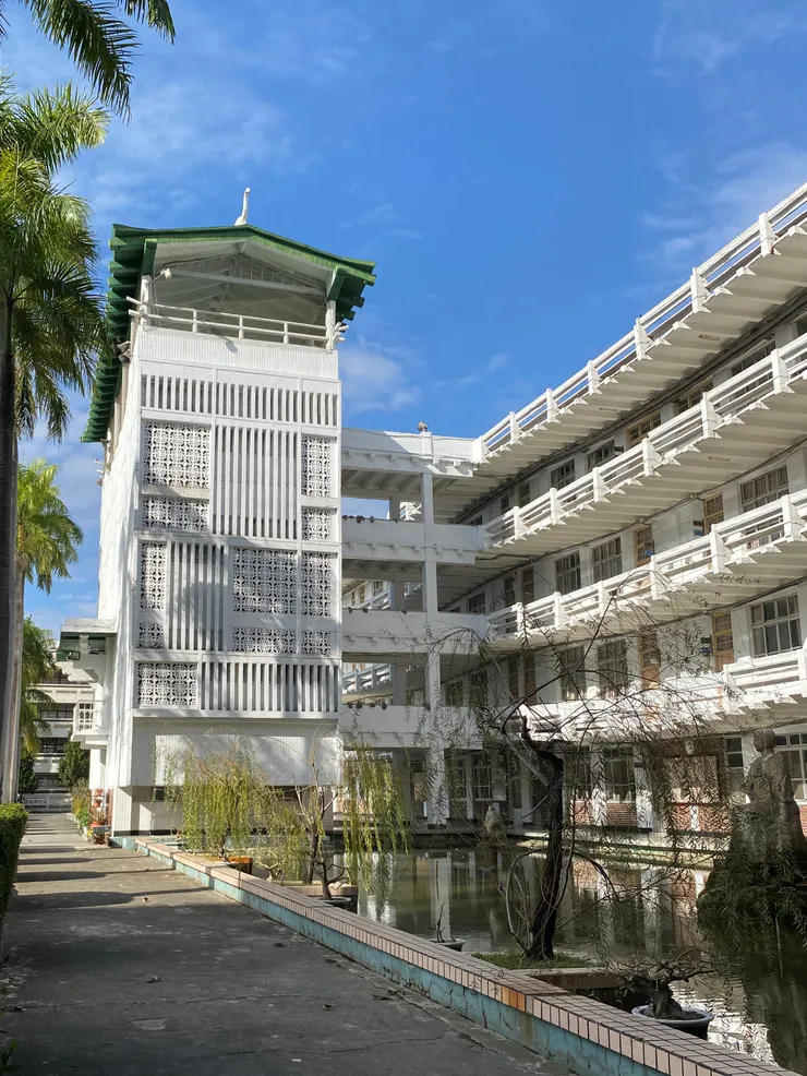 三信家商波浪大樓。塔樓側面原為玻璃窗