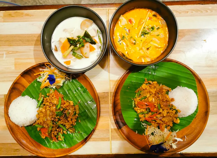 湯(椰汁雞湯)和湯(冬蔭功)