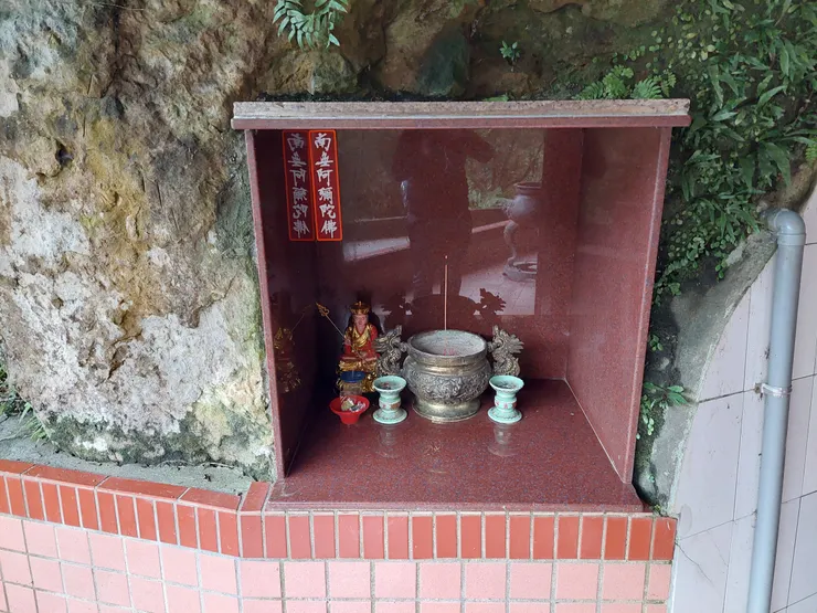 應該是后土的香位，旁邊有一尊塑膠地藏王像(攝於2022/02/28)